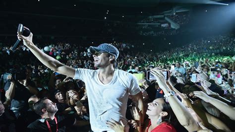 งานเลี้ยงสุดหรูของ Enrique Iglesias และมินิคอนเสิร์ตอันน่าประทับใจ!